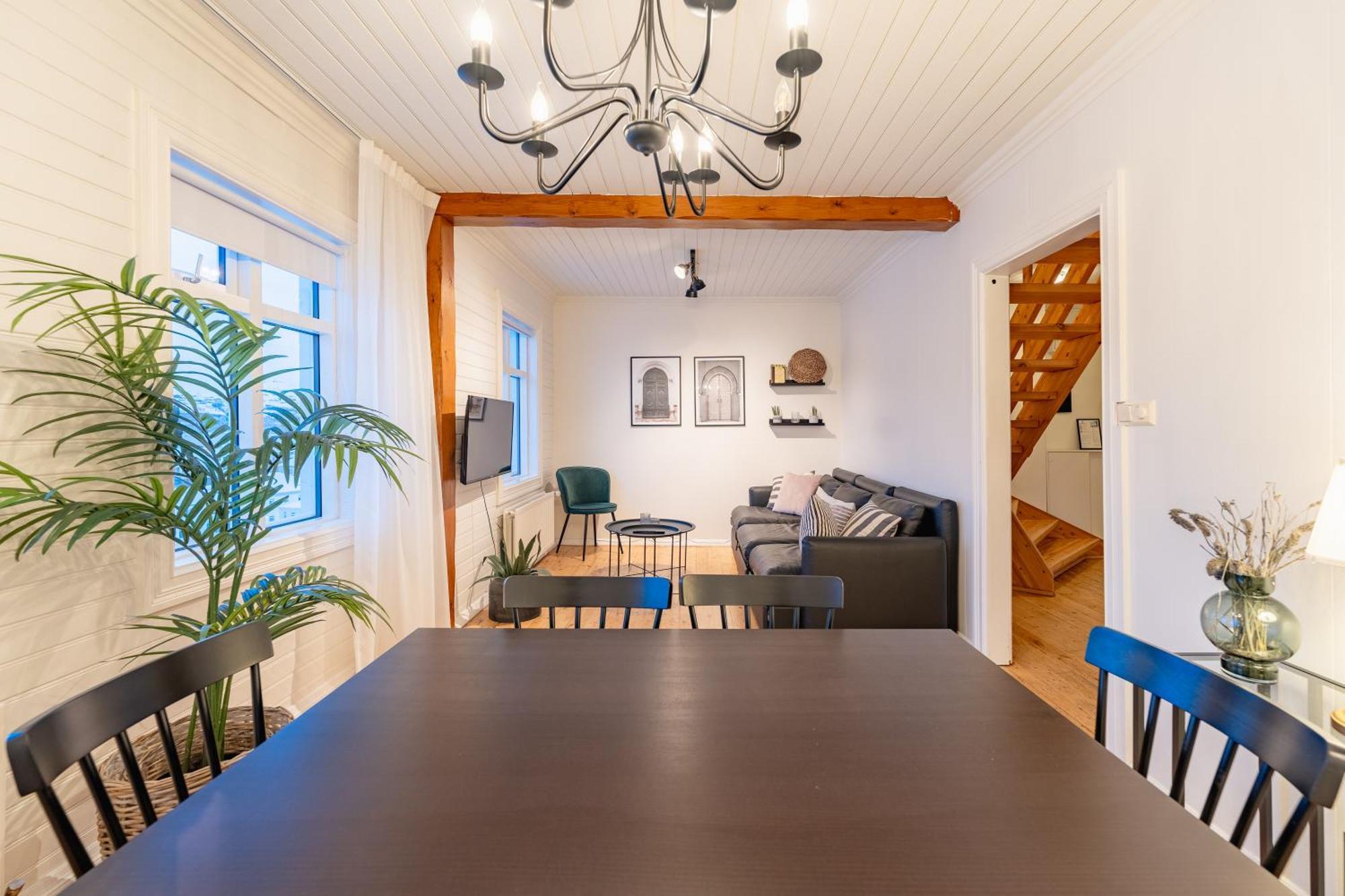 Day Dream Central Akureyri Three Bedroom Apt Exterior photo